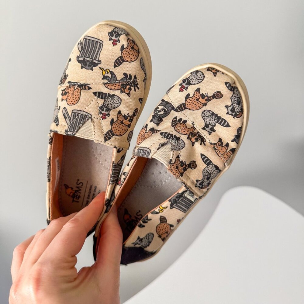 Toms Limited Edition Alpargata Raccoon Print Shoes- Size Youth 12 - NWOT - Picture 2 of 10